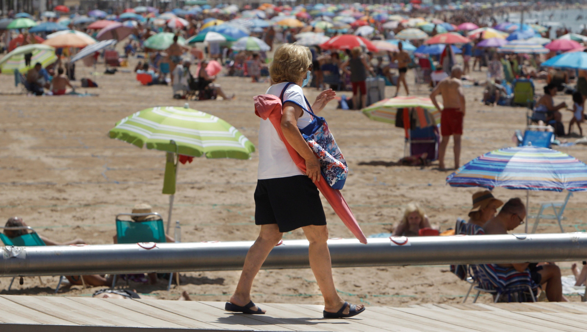 Una persona en la playa de Levante de Benidorm, en junio de 2021.