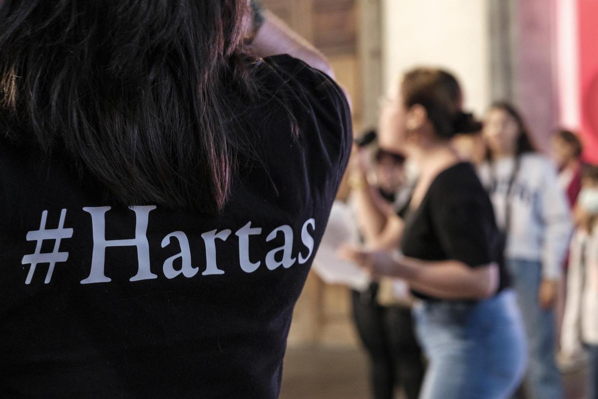 La Red Feminista de Gran Canaria ha celebrado una concentración en Las Palmas para condenar el asesinato machista de Hayate, de 46 años, en Adeje (Tenerife), presuntamente a manos de su expareja, en un ataque en el que también resultó herido uno de sus cuatro hijos menores al intentar ayudarla. La Red Feminista de Gran Canaria ha celebrado una concentración en Las Palmas para condenar el asesinato machista de Hayate, de 46 años, en Adeje (Tenerife), presuntamente a manos de su expareja, en un ataque en el que también resultó herido uno de sus cuatro hijos menores al intentar ayudarla.