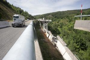Varios vehículos circulan cerca de donde se ha desprendido parte de un viaducto de la A-6 en Vega de Varcarce (León).