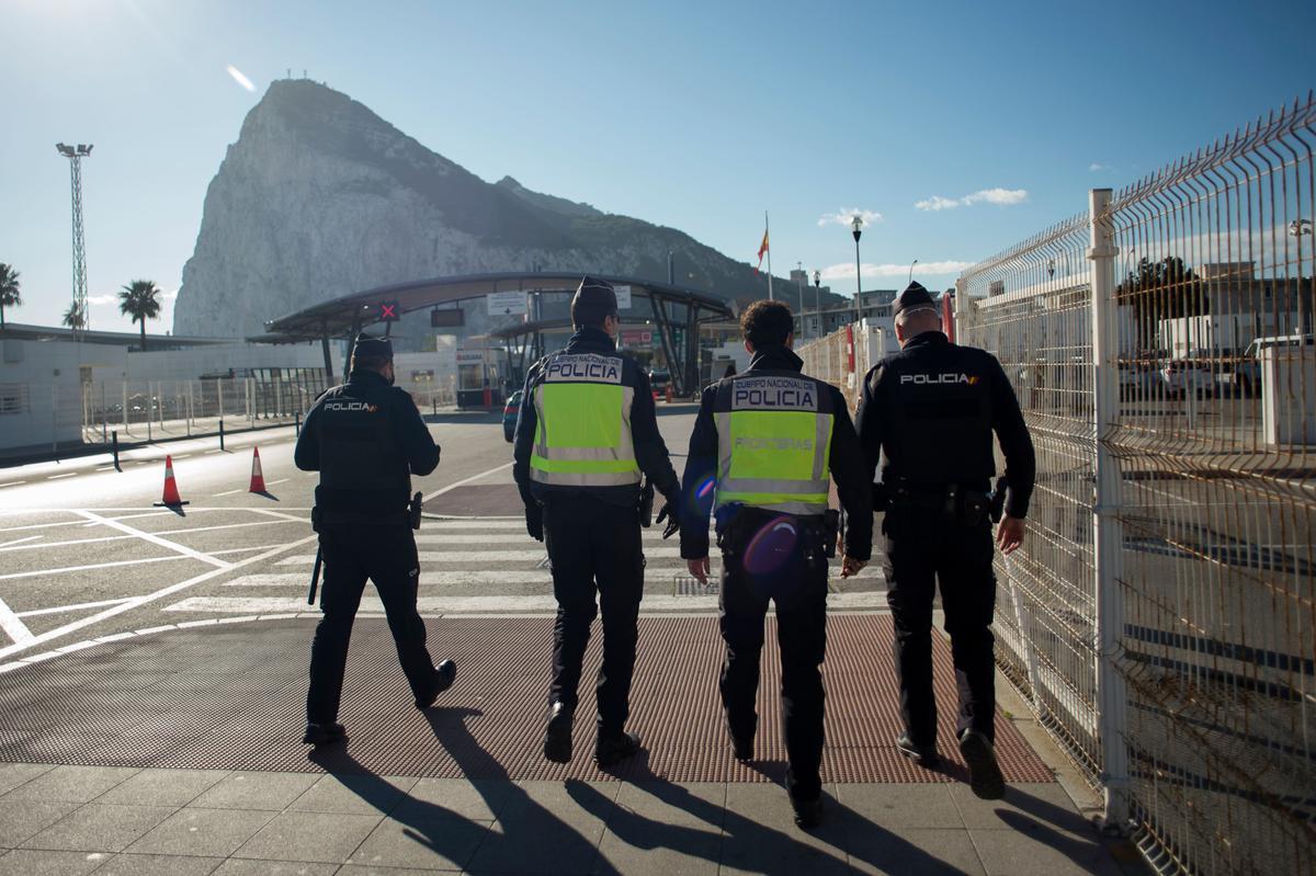 4 de enero de 2011.- Agentes de policía patrullan entre la frontera entre España y Gibraltar en La Línea de la Concepción.