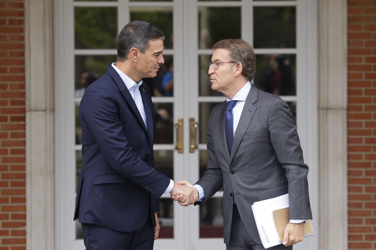 El presidente del Gobierno, Pedro Sánchez, y el líder de la oposición, Alberto Núñez Feijóo, en el encuentro que han mantenido este lunes en Moncloa. 