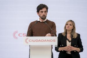 Los líderes de Ciudadanos, Adrián Vázquez y Patricia Guasp, comparecen en la sede del partido.