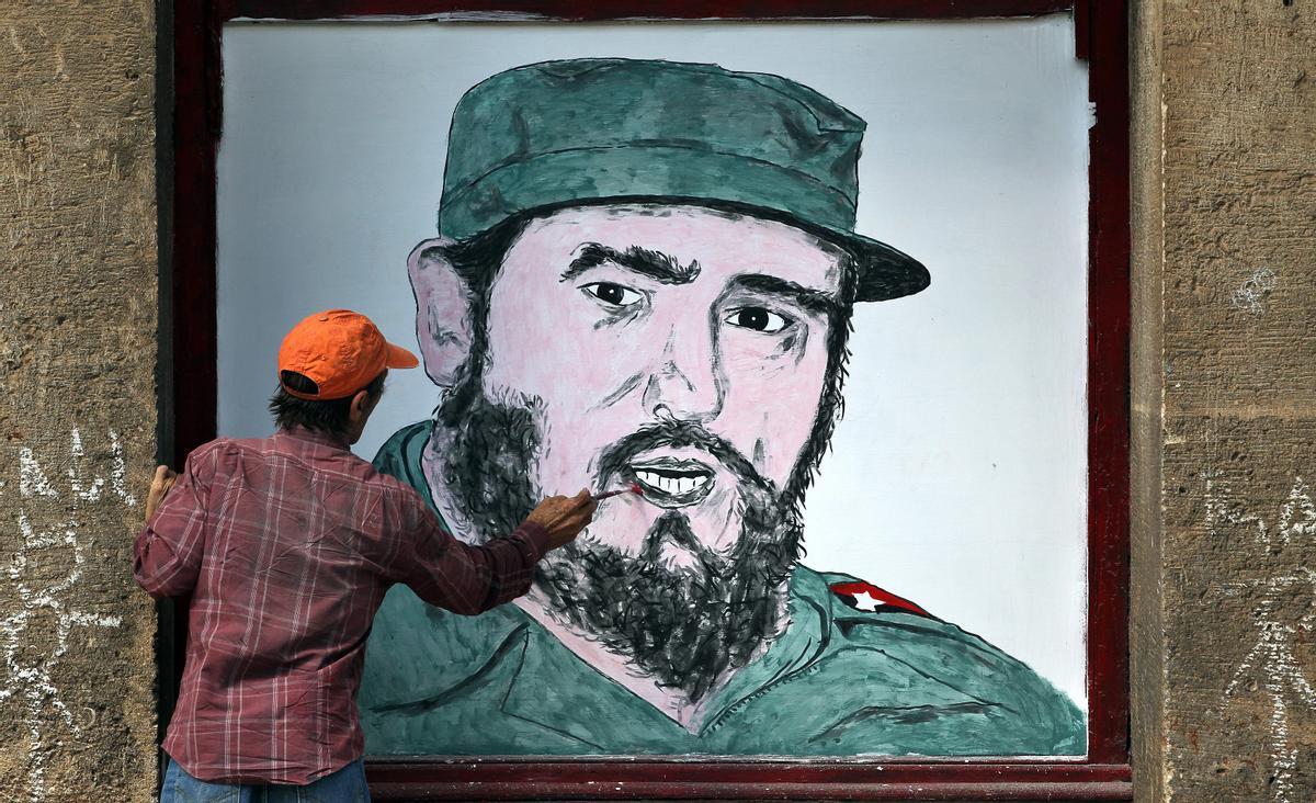 Un hombre dibuja a Fidel Castro en una pared de La Habana (Cuba) el pasado 27 de noviembre de 2016.