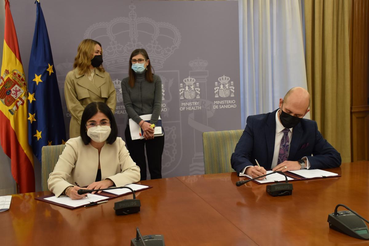 La ministra de Sanidad, Carolina Darias, durante el acto de firma del acuerdo suscrito esta mañana con AstraZeneca. 