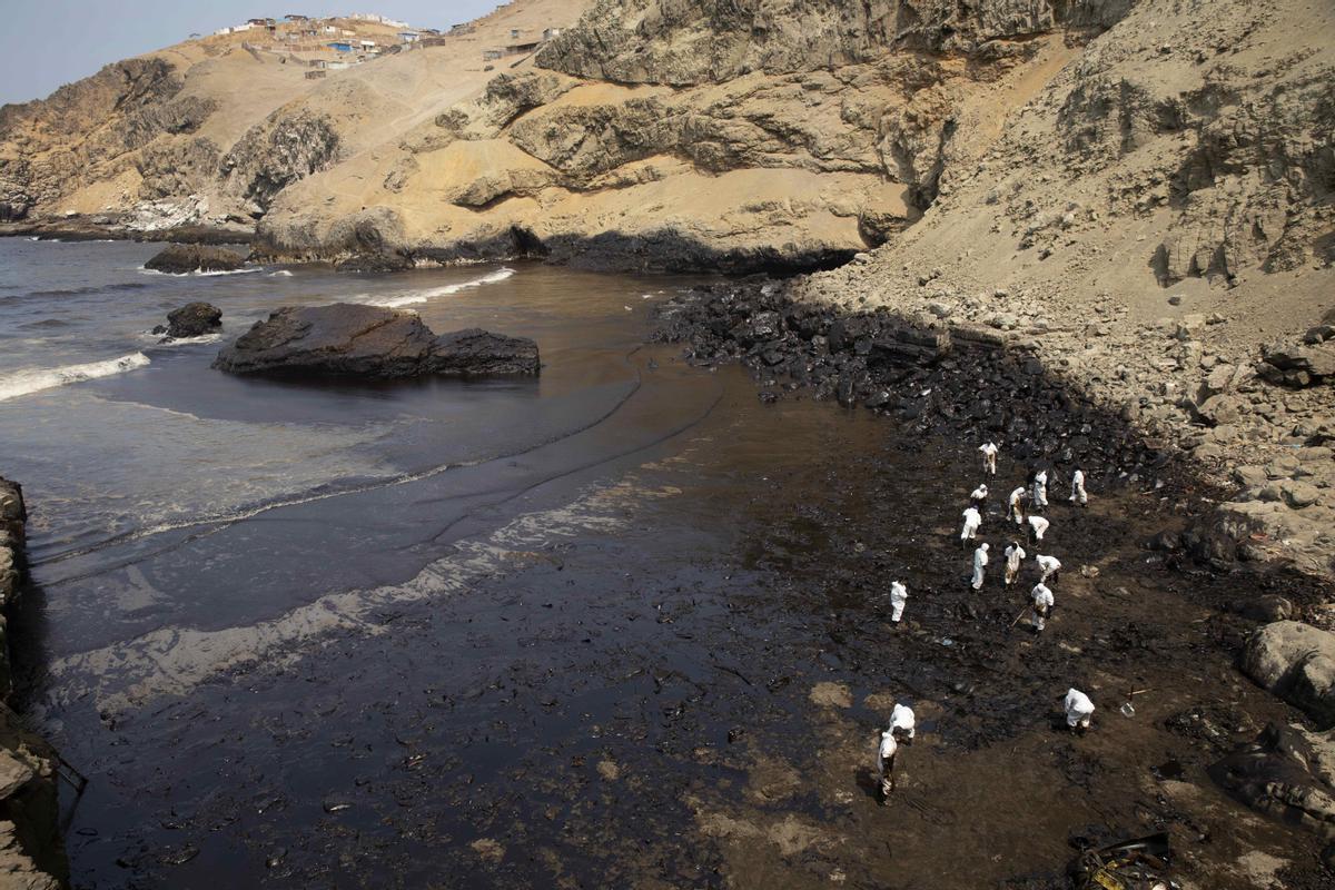 Continúan las labores de limpieza del derrame de petróleo vertido el sábado al océano Pacífico desde la refinería peruana de La Pampilla, por el tsunami procedente de la erupción volcánica de Tonga.