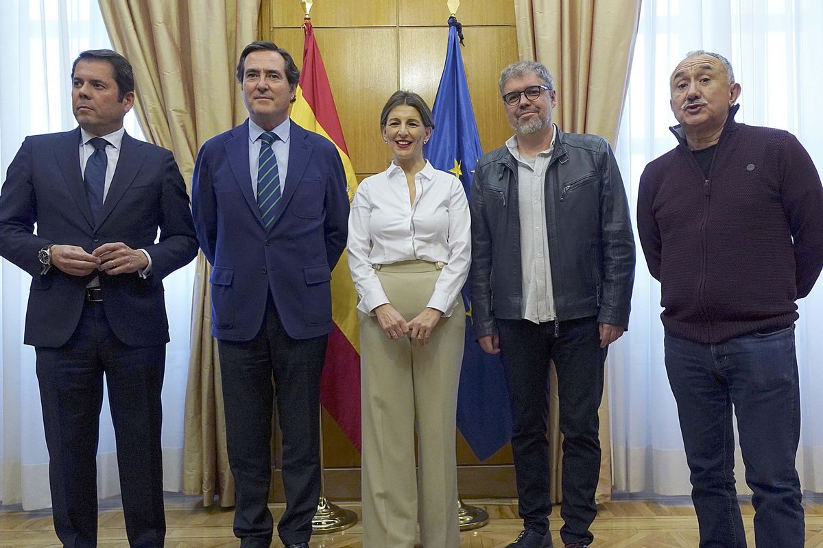 Yolanda Díaz, en el centro, junto a los representantes sociales; Antonio Garamendi (CEOE) y Gerardo Cuerva (Cepyme) a la izquierda y Pepe Álvarez (UGT) y Unai Sordo (CC OO) a la derecha. Yolanda Díaz, en el centro, junto a los representantes sociales; Antonio Garamendi (CEOE) y Gerardo Cuerva (Cepyme) a la izquierda y Pepe Álvarez (UGT) y Unai Sordo (CC OO) a la derecha.