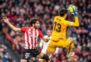 El portero el Sevilla Bono controla el balón ante el delantero del Athletic Club de Bilbao Raúl García.