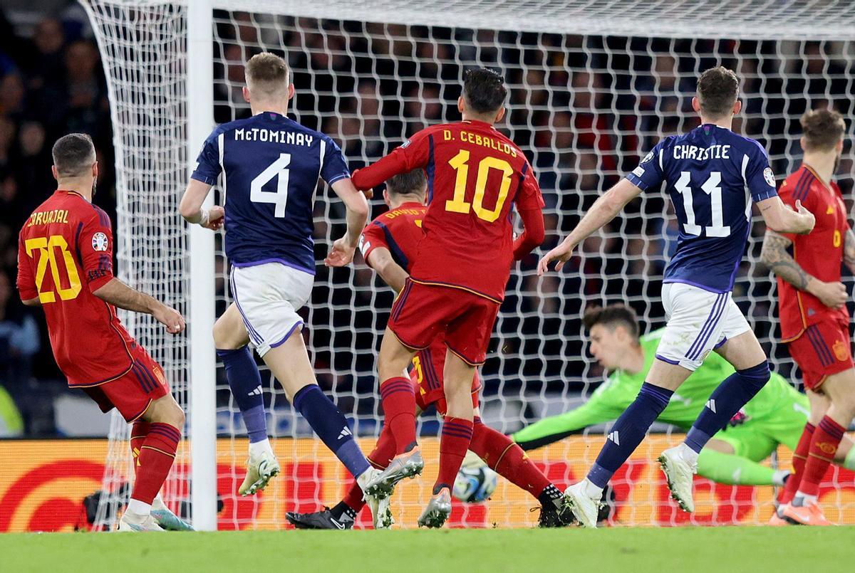 Scott McTominay marca el segundo gol de la victoria de Escocia frente a España.