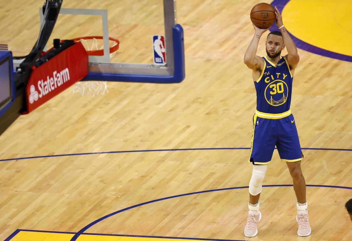 Stephen Curry, base estrella de los Warriors de Golden State, lanza un tiro libre.