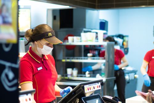 Exactamente Interesar Exclusivo McDonald's, Decathlon, Pepe Jeans, Leroy Merliny KFC seleccionan personal  en Madrid | El Periódico de España