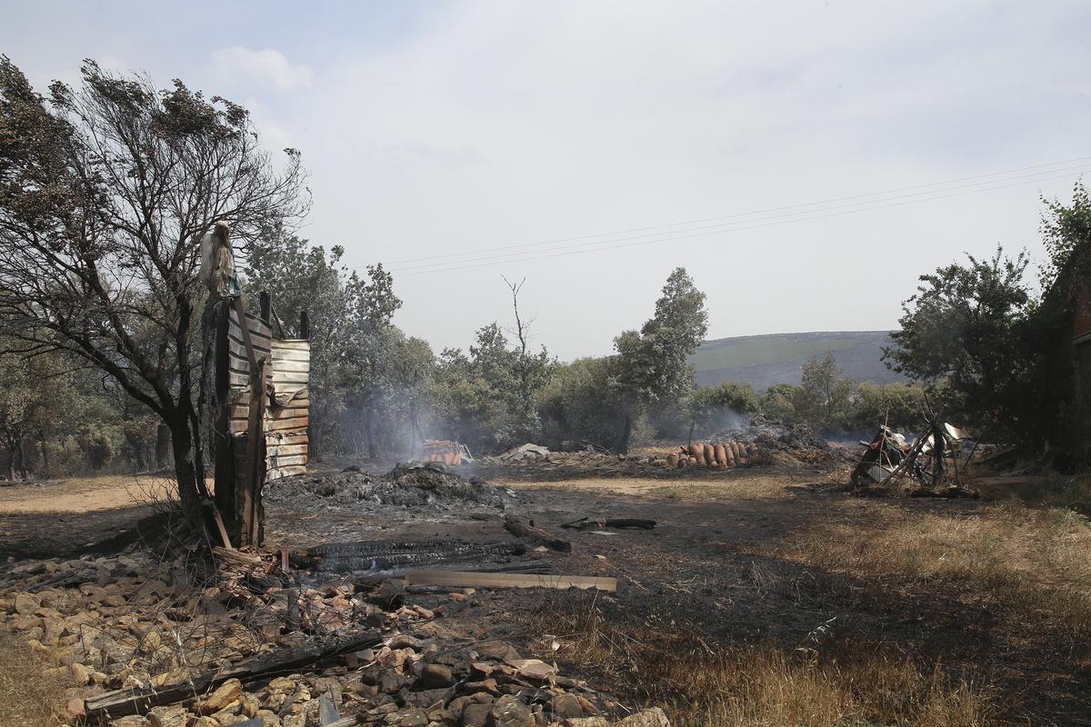 El incendio forestal declarado el miércoles por la noche por los rayos de una tormenta seca en la reserva de la Sierra de la Culebra.