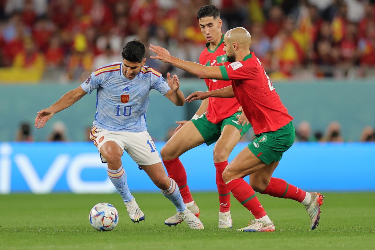 Doha (Qatar), 06/12/2022.- Sofyan Amrabat (R) of Morocco in action against Marco Asensio of Spain during the FIFA World Cup 2022 round of 16 soccer match between Morocco and Spain at Education City Stadium in Doha, Qatar, 06 December 2022. (Mundial de Fútbol, Marruecos, España, Catar) EFE/EPA/Friedemann Vogel