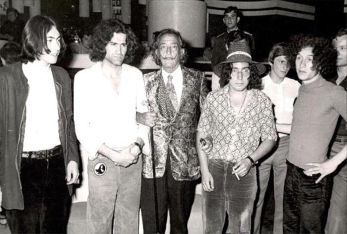 El grupo Máquina!, uno de los incluidos en el libro, rodeando a Salvador Dalí. 