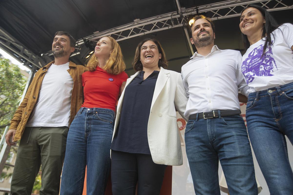En el centro, Lilith Verstrynge, Ada Colau y Alberto Garzón este domingo en Barcelona. En el centro, Lilith Verstrynge, Ada Colau y Alberto Garzón este domingo en Barcelona.