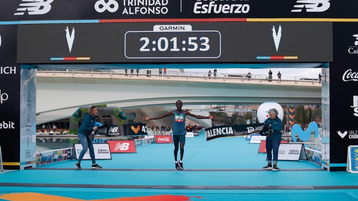 Kelvin Kiptum logra en València la tercera mejor marca de la historia del maratón