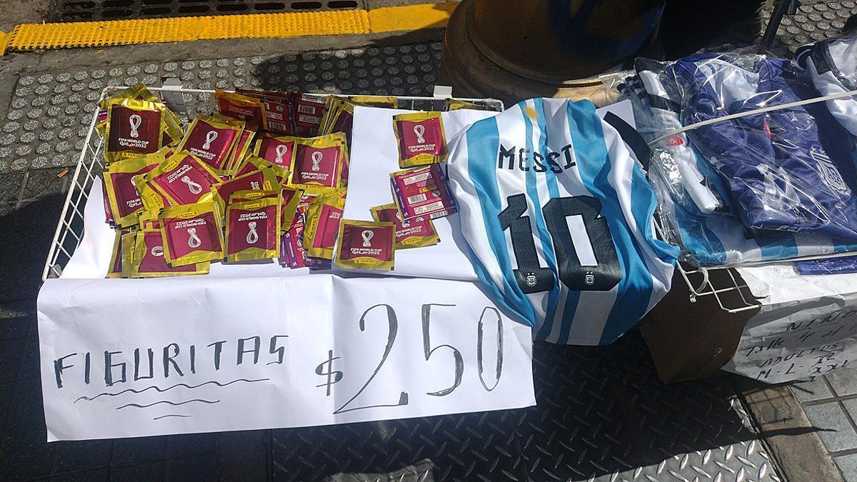 Venta de cromos del Mundial en un puesto callejero de Buenos Aires.