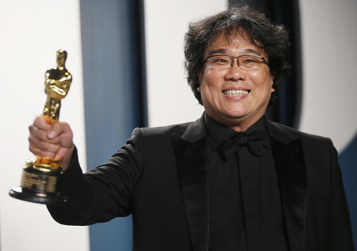 Bong Joon Ho sostiene el Oscar a Mejor Película de 2020 por ’Parásitos’ .
