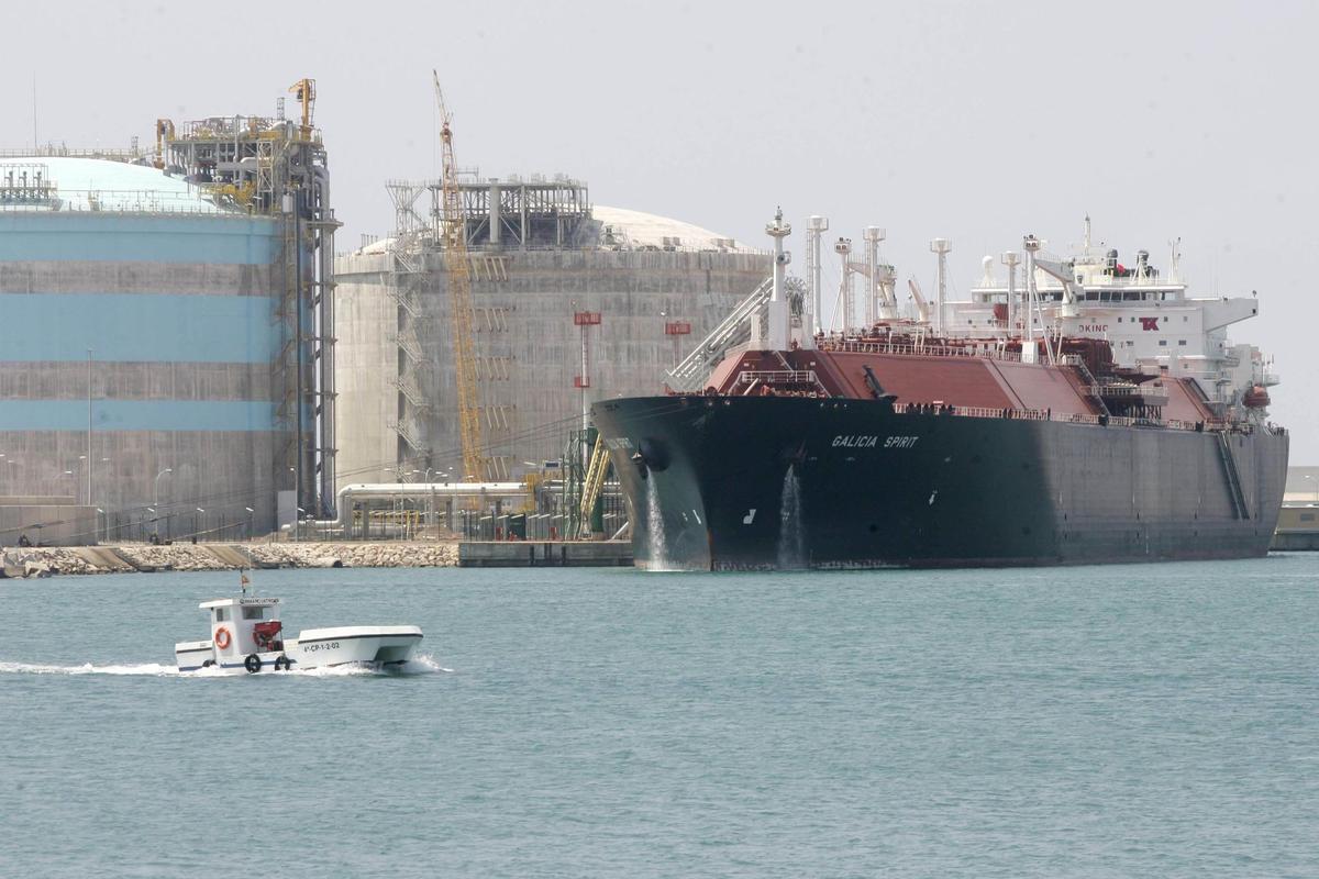 Un buque metanero descarga gas natural licuado en una planta de regasificación.