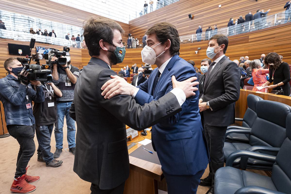 Vox se hace con la presidencia de las Cortes y cuatro asientos en el Gobierno de Mañueco