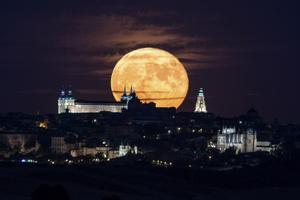 TOLEDO, 31/08/2023.- La superluna azul ilumina el cielo de Toledo, hoy jueves en la capital castellanomanchega. EFE/Ismael Herrero