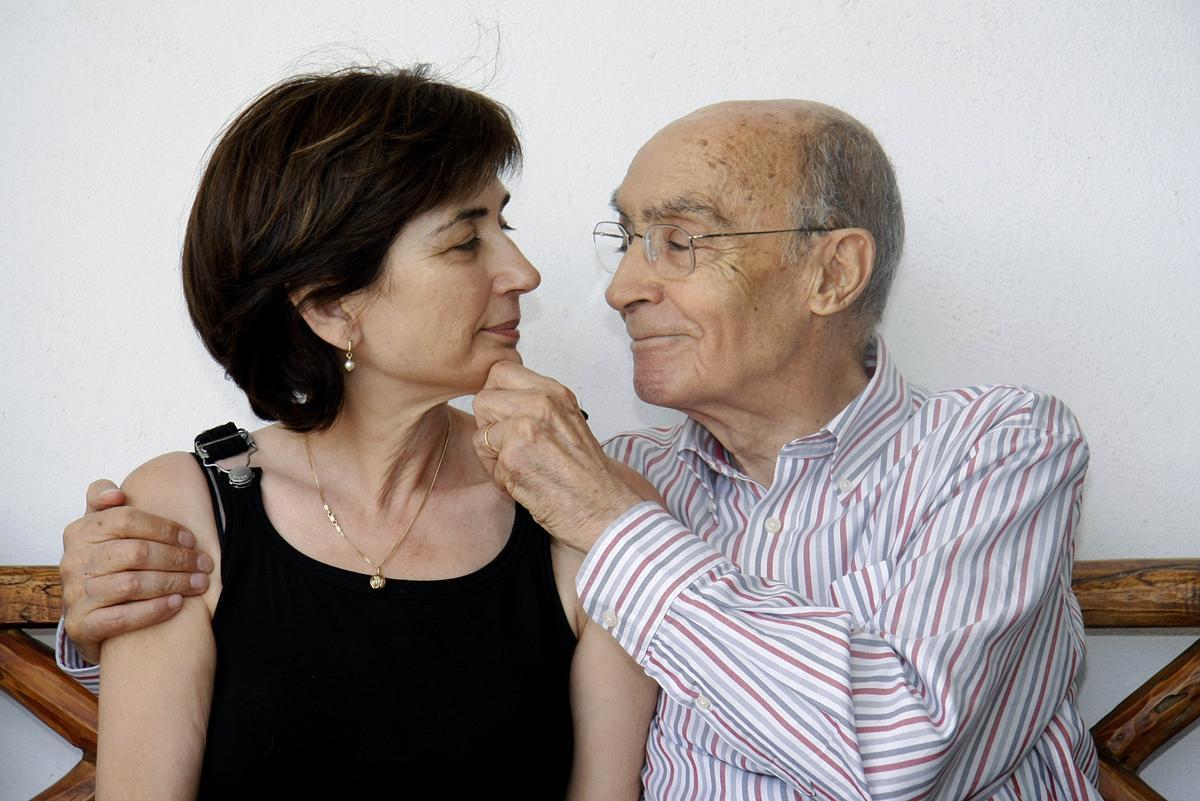 José Saramago con su mujer y traductora, Pilar del Río. 