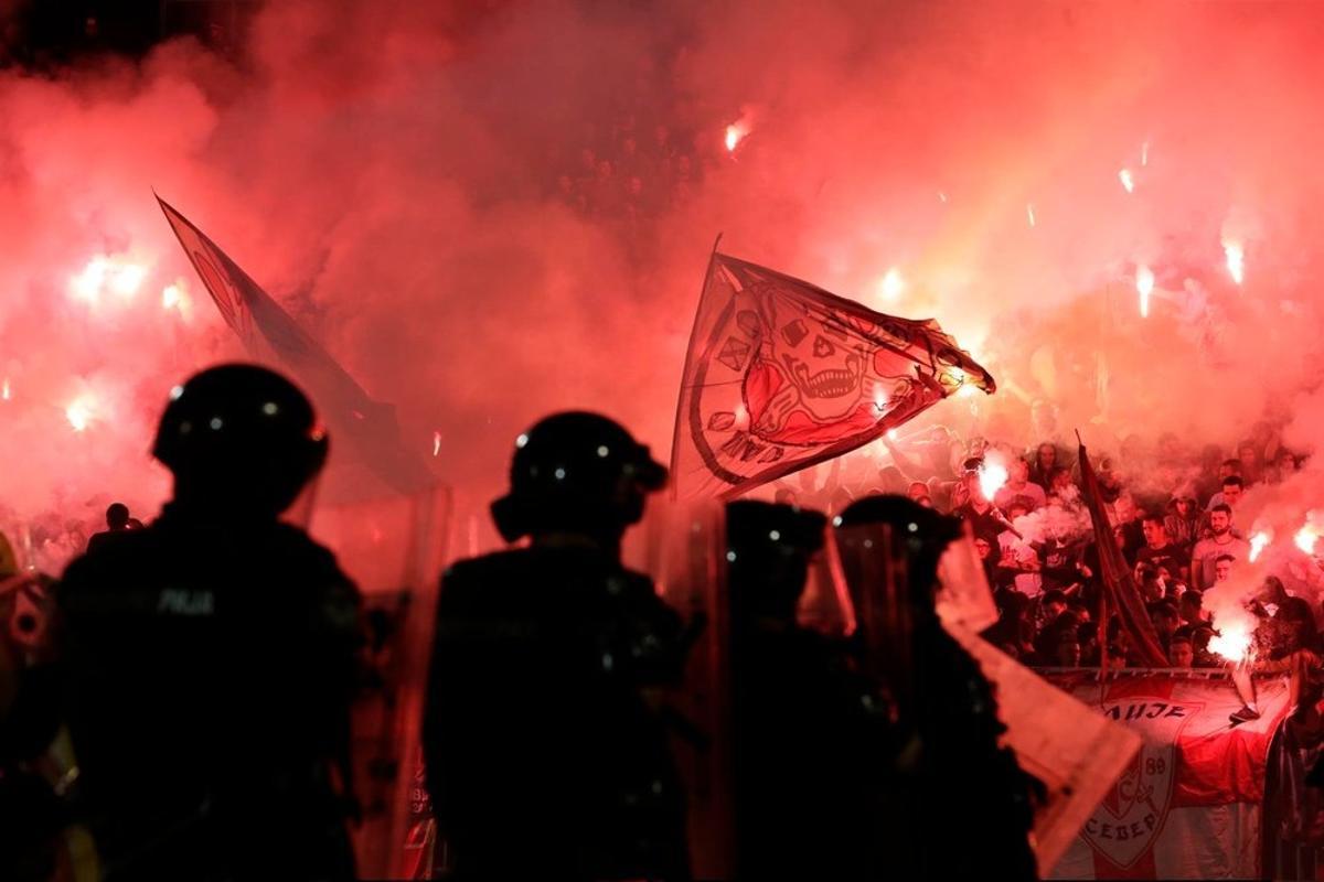 Decenas de aficionados con bengalas durante un partido de fútbol en Belgrado (Serbia).