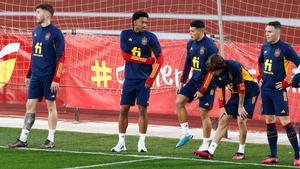 Bryan Gil, hace estiramientos, en un entrenamiento de la Roja