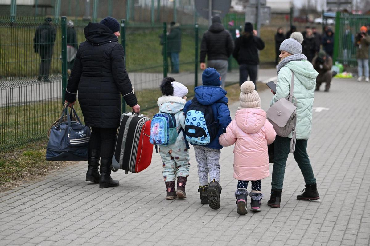 La ofensiva rusa provoca ya una marea de 100.000 refugiados que han abandonado Ucrania