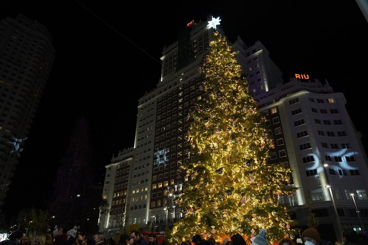 Por Primera vez, un árbol de Navidad gigante ilumina Plaza de España