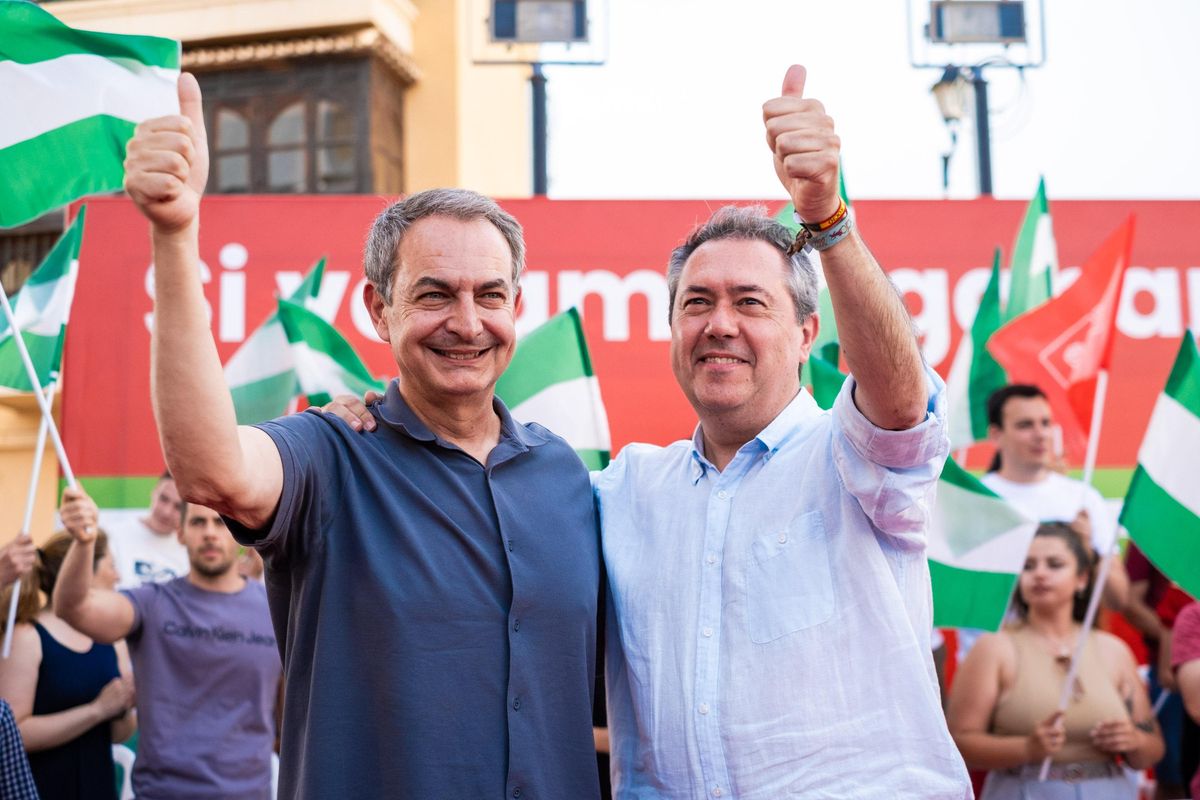 Zapatero y Espadas en un mitin en Vélez-Málaga en la recta final de la campaña. Zapatero y Espadas en un mitin en Vélez-Málaga en la recta final de la campaña.
