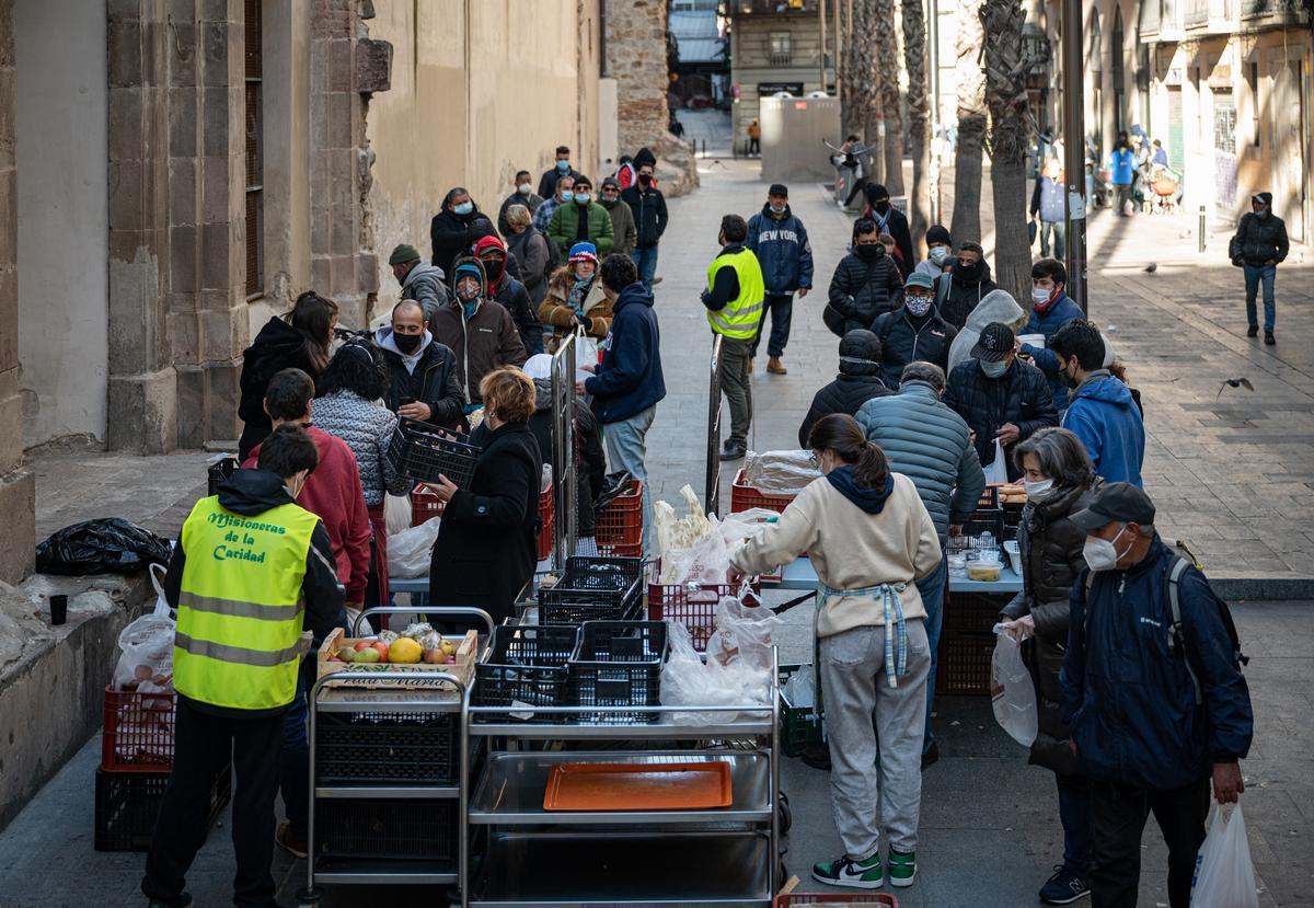 Reparto de alimentos a personas castigadas por la crisis durante la pandemia en enero de 2021 en Barcelona.