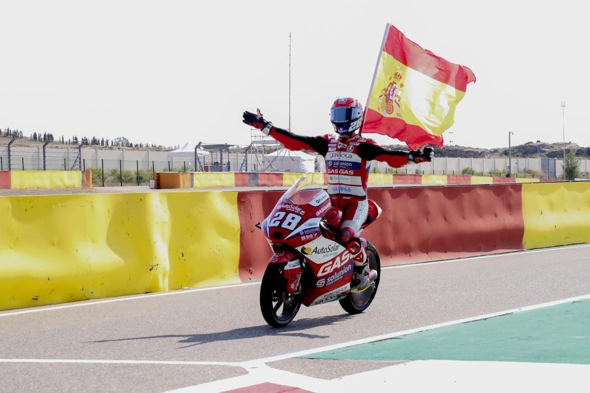 El piloto español de Moto3 Izán Guevara celebra su victoria en el Gran Premio de Aragón de Moto3 que se celebró este domingo en el circuito turolense de Motorland Alcañiz. EFE/Javier Cebollada