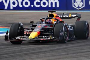 El monoplaza que conduce el piloto nerlandés de la escudería Red Bull de Fórmula 1, Max Verstappen, fue registrado este domingo, durante el Gran Premio de Miami, en Miami Gardens (Florida, EE.UU.). EFE/Shawn Thew