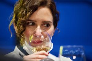 La presidenta de la Comunidad de Madrid, Isabel Díaz Ayuso con una copa de vino en la XX edición del ’Congreso Internacional Madrid Fusión-Alimentos de España’, a 28 de marzo de 2022.