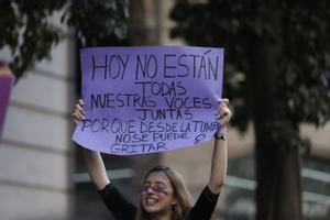 Una mujer muestra una pancarta en una manifestación del 8-M.