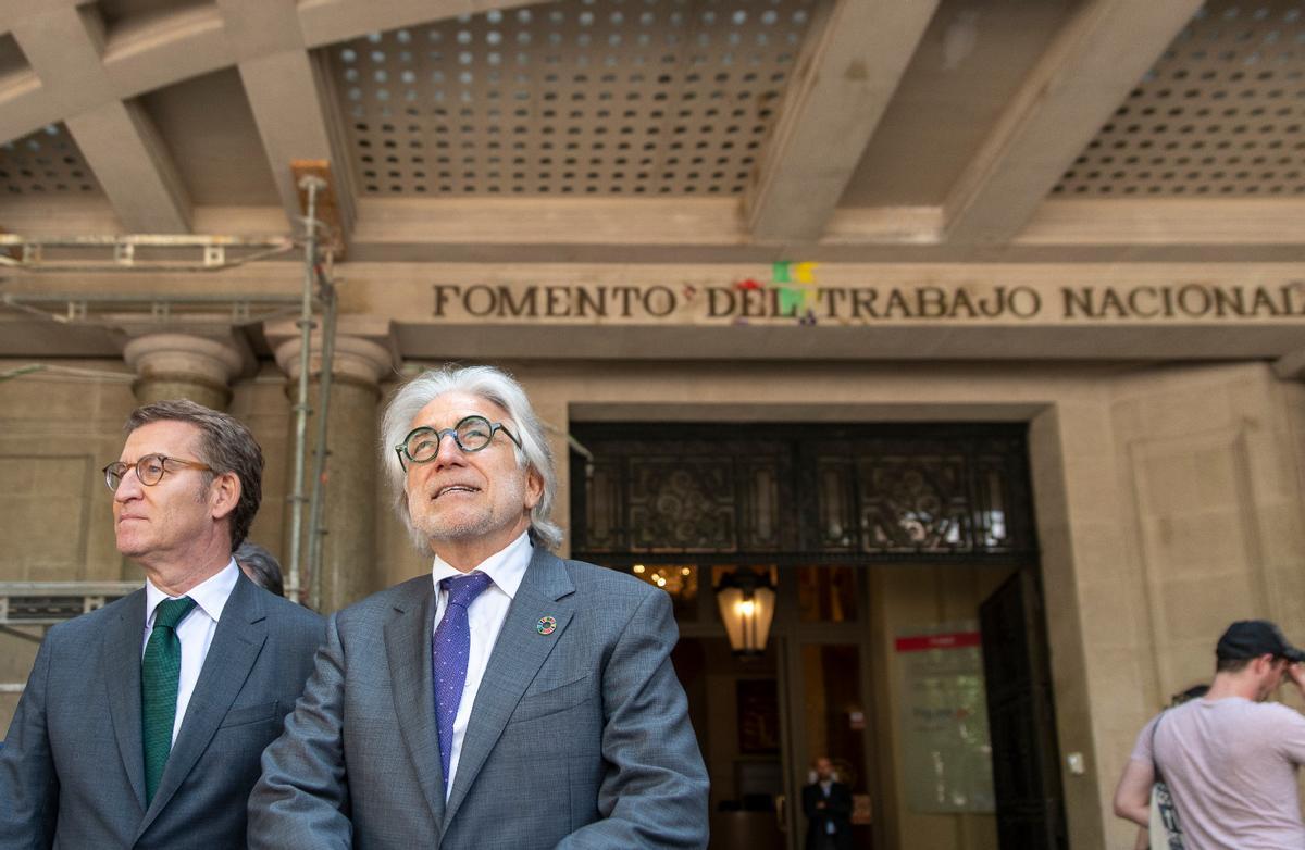El presidente del PP, Alberto Núñez Feijóo (i) y el presidente de Foment del Treball, Josep Sánchez Llibre (d), a su llegada al Foment de Treball para una reunión, a 1 de julio de 2022, en Barcelona.