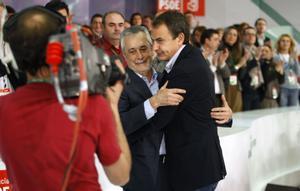 Griñán recibe el abrazo de Rodríguez Zapatero en un acto del partido antes del estallido del caso de los ERE.