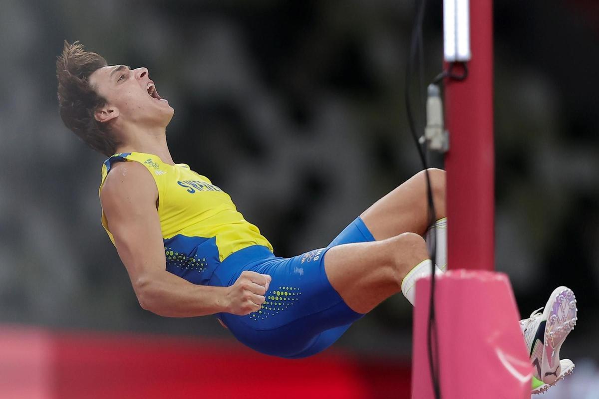El sueco Armand Duplantis celebra tras conseguir la medalla de oro en la final de salto de pértiga masculino de atletismo durante los Juegos Olímpicos 2020, este martes en el Estadio Olímpico de Tokio (Japón). EFE/ Juan Ignacio Roncoroni
