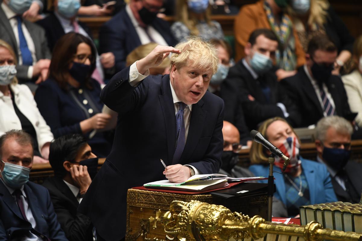 El primer ministro de Reino Unido, Boris Johnson, interviene en la Cámara de los Comunes.