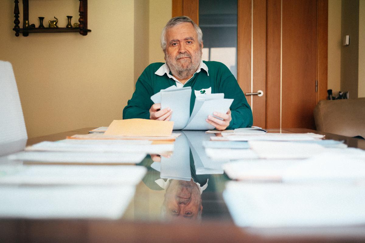 Fermín Alba Gómez colecciona en su casa todas las papeletas de voto presentadas por Madrid en todas las elecciones habidas de 1977 a 1990.