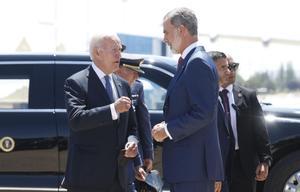 AÑADE RESTRICCIÓN - TORREJÓN DE ARDOZ (MADRID), 28/06/2022.- El rey Felipe VI saluda al presidente de Estados Unidos, Joe Biden, a su llegada este martes a la Base Aérea de Torrejón de Ardoz, en Madrid, para asistir a la cumbre de la OTAN que se celebra hasta el jueves 30 de junio. EFE/J.J. Guillén POOL