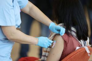 ¿Tengo que vacunarme con la cuarta dosis de la vacuna contra la COVID? ¿Y contra la gripe?