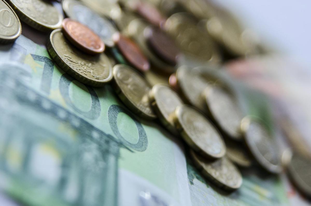 Euros en billetes y en monedas.