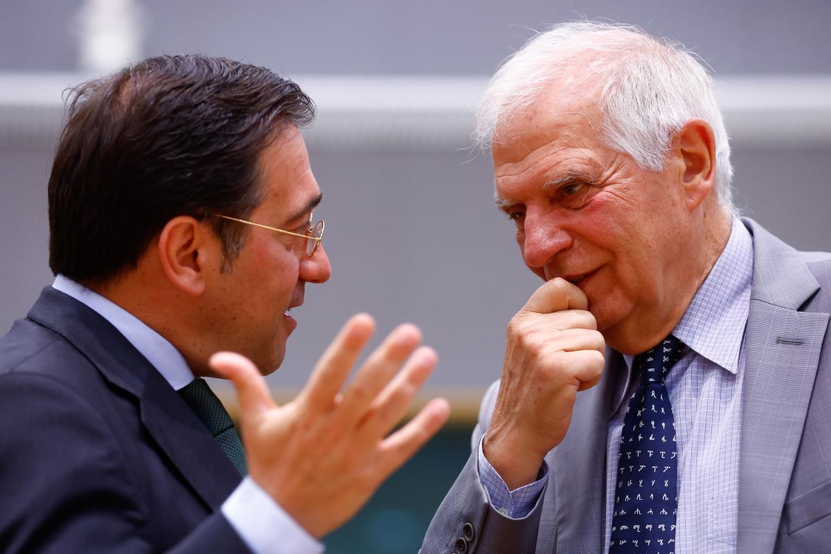 Bruselas (Bélgica), 18 de julio de 2022.- Los máximos responsables de la política exterior de la UE y España, Josep Borrell con José Manuel Albares