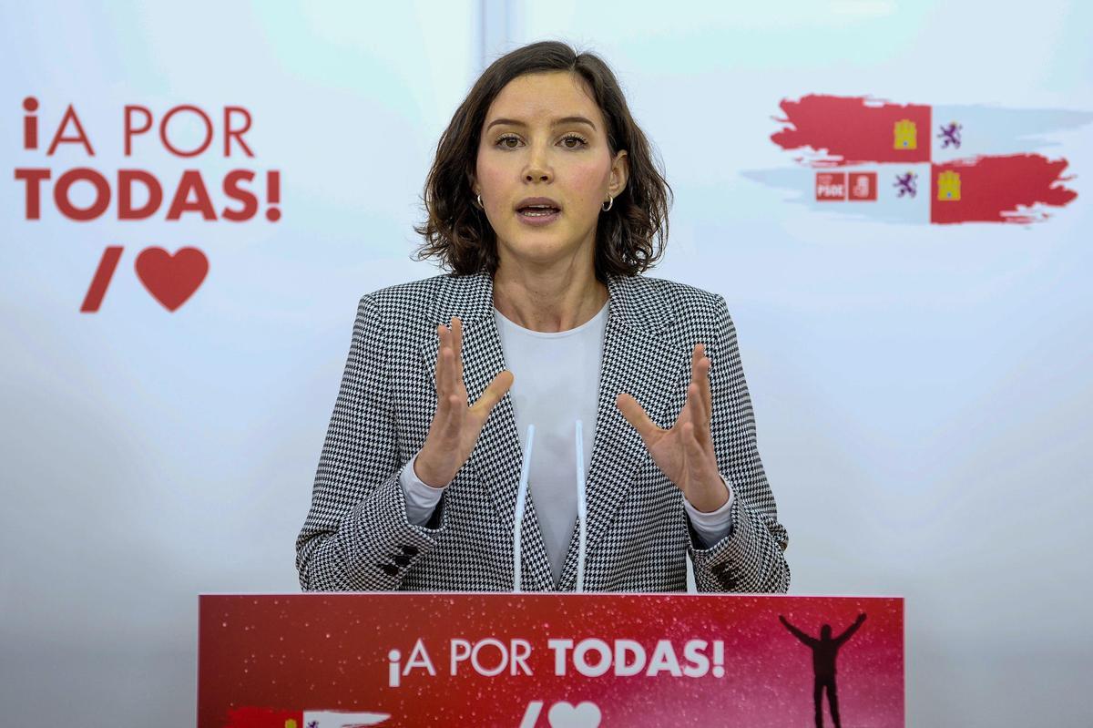 La secretaria de Igualdad del PSOE, Andrea Fernández, durante una rueda de prensa.