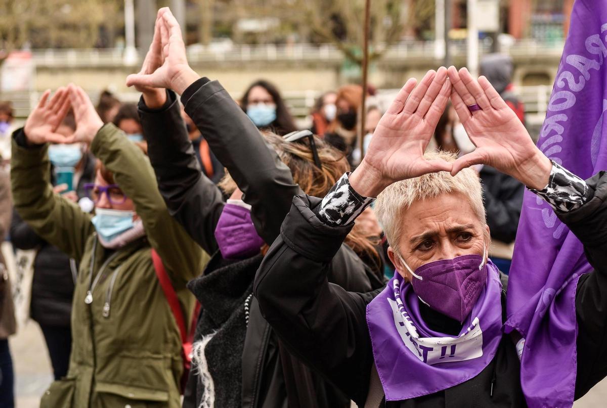 Miembros de colectivos feministas durante una concentración con motivo del 8M, Día de la Mujer, en una imagen del pasado año.