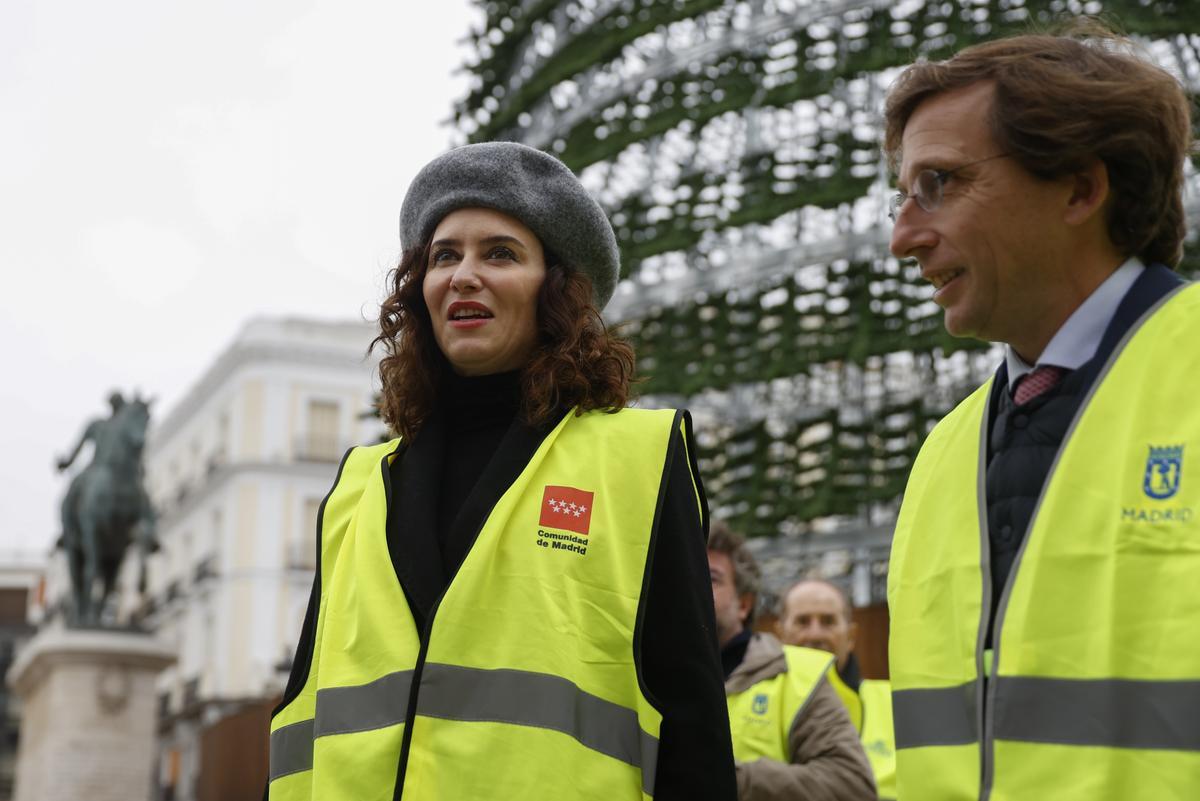 La presidenta de la Comunidad de Madrid, Isabel Díaz Ayuso, y el alcalde de la capital, José Luis Martínez-Almeida, en su visita este jueves a las obras que se están llevando a cabo en la Puerta del Sol y en zonas aledañas La presidenta de la Comunidad de Madrid, Isabel Díaz Ayuso, y el alcalde de la capital, José Luis Martínez-Almeida, en su visita este jueves a las obras que se están llevando a cabo en la Puerta del Sol y en zonas aledañas