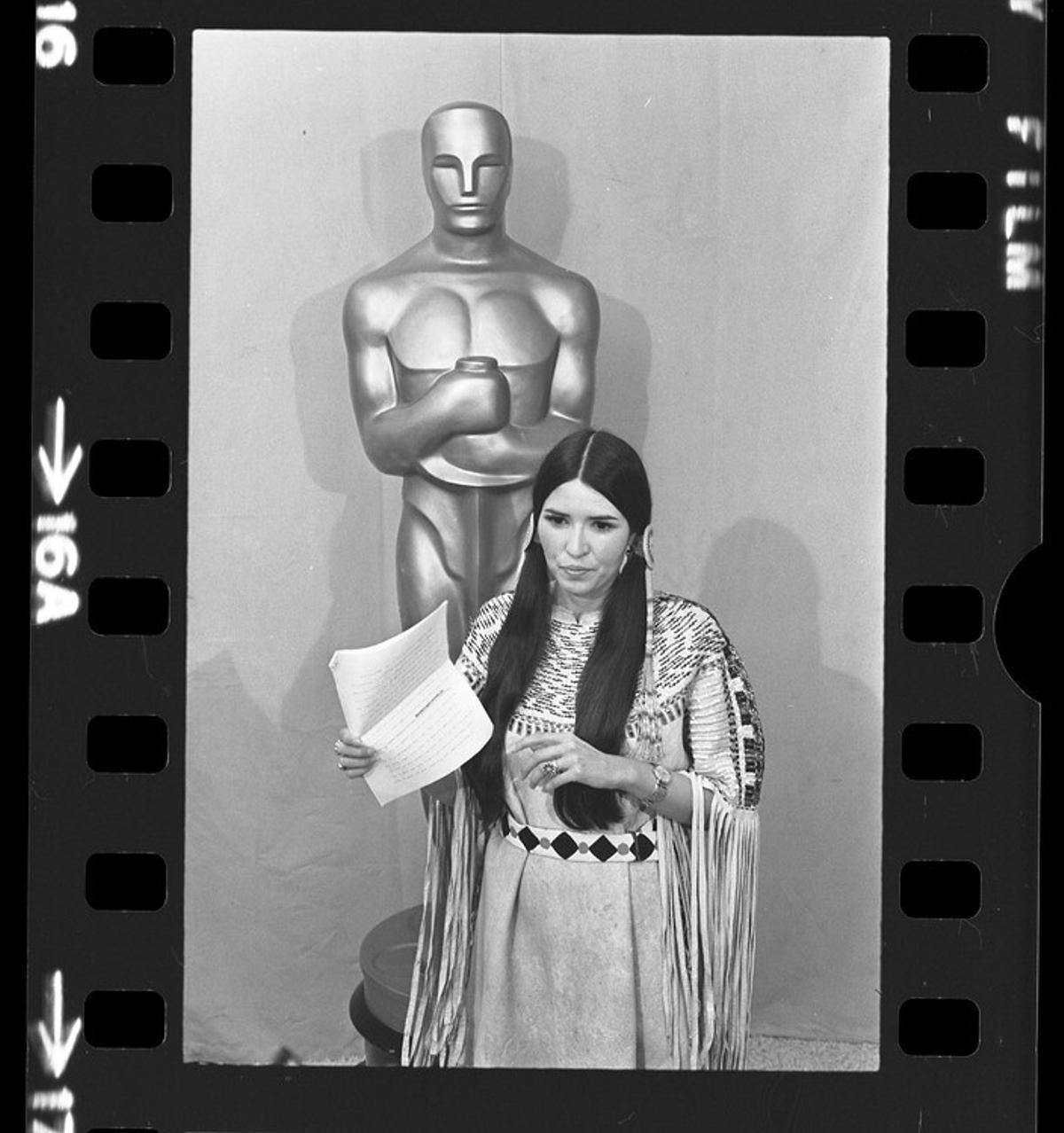 La activista india Sacheen Littlefeather en su discurso reivindicativo durante la 45º edición de los Oscars.