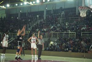 Ivo Nakic lanza un tiro libre en el Partizan-Milán disputado en Fuenlabrada en 1991.