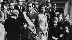 La familia real cuando aún estaba solo compuesta por Juan Carlos I, Sofía, el príncipe Felipe y las infantas Elena y Cristina.